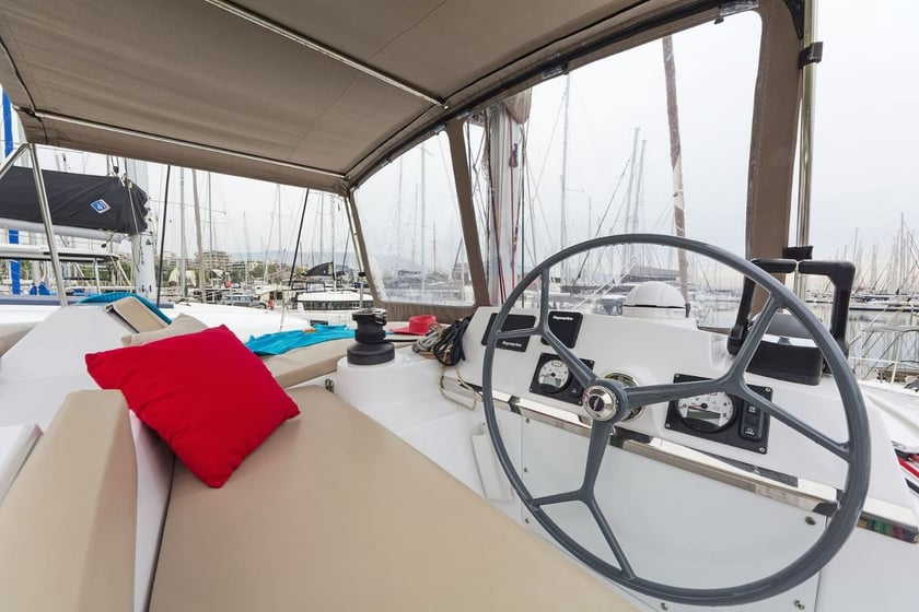 Limenas Avdiron Catamarán Cabina 6  12  literas 12  invitados 12.37 m Número de anuncio: #27469 4