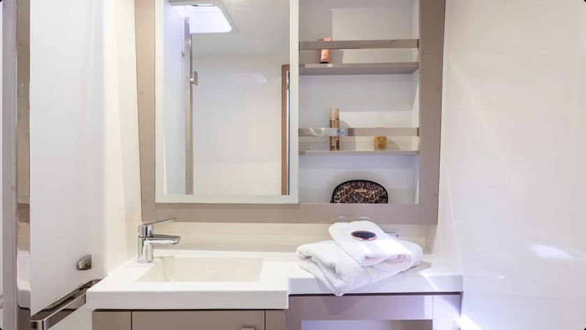 Athene Catamaran Cabine 6  12  slaapplaatsen 12  gasten 13.94 m Lijstnummer: #27494 3