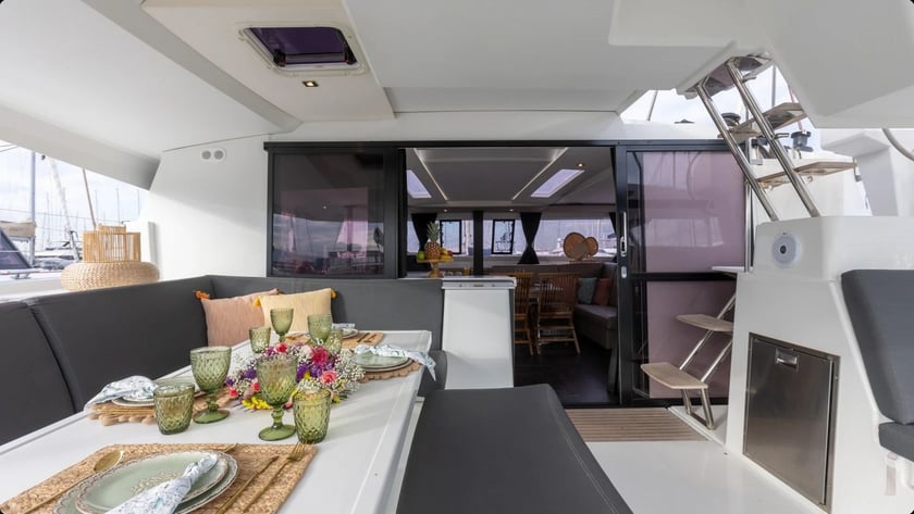 Athene Catamaran Cabine 6  12  slaapplaatsen 12  gasten 13.94 m Lijstnummer: #27494 4