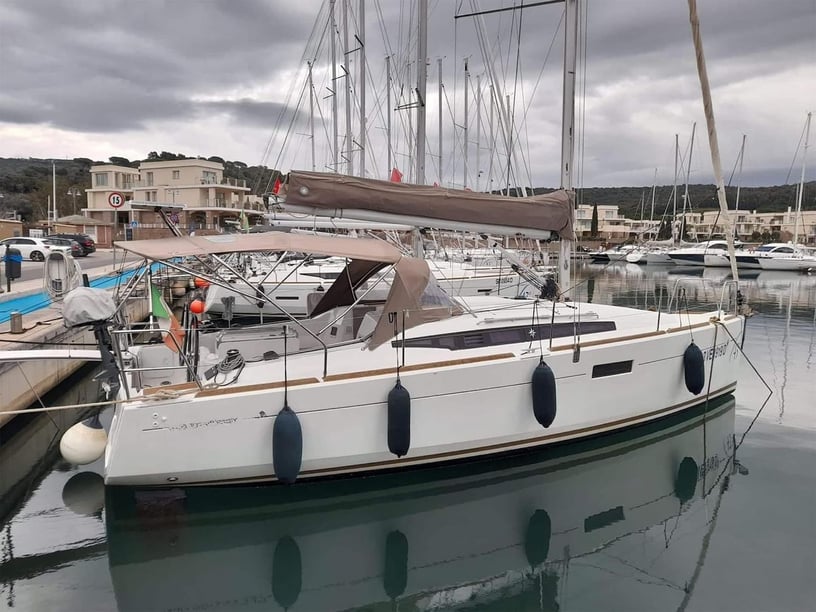 Piombino Zeilboot Cabine 3  8  slaapplaatsen 8  gasten 10.34 m Lijstnummer: #27496
