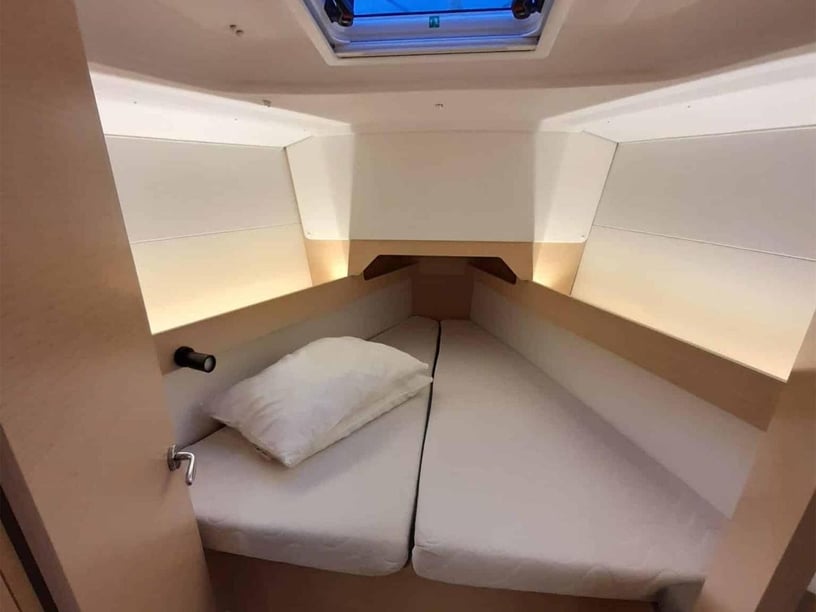 Piombino Zeilboot Cabine 3  8  slaapplaatsen 8  gasten 10.34 m Lijstnummer: #27496 5