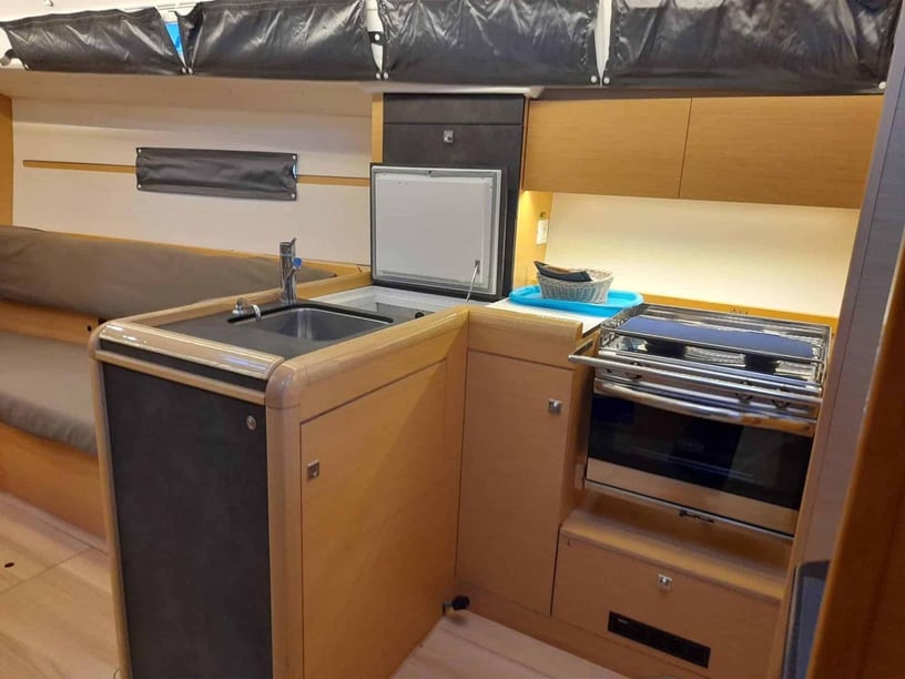 Piombino Zeilboot Cabine 3  8  slaapplaatsen 8  gasten 10.34 m Lijstnummer: #27496 2
