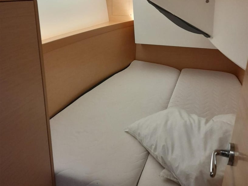 Piombino Zeilboot Cabine 3  8  slaapplaatsen 8  gasten 10.34 m Lijstnummer: #27496 3