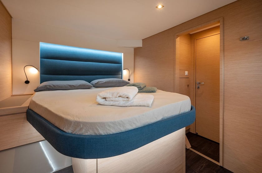 Castellammare di Stabia Katamaran 5 Kabine 13 Liegeplätze 13 Gäste 13.94 m Nummer des Inserats: #27511 5