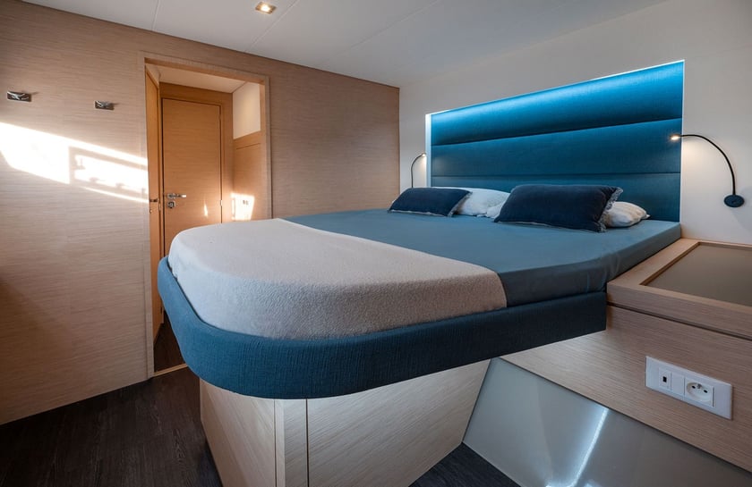 Castellammare di Stabia Catamaran Cabine 5  13  slaapplaatsen 13  gasten 13.98 m Lijstnummer: #27511 5
