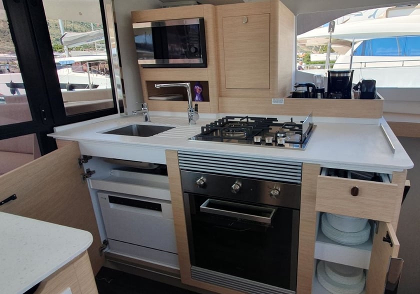 Seget Donji Catamaran 4 cabin 10 berths 10 guests 13.26 m Listing Number: #27516 3
