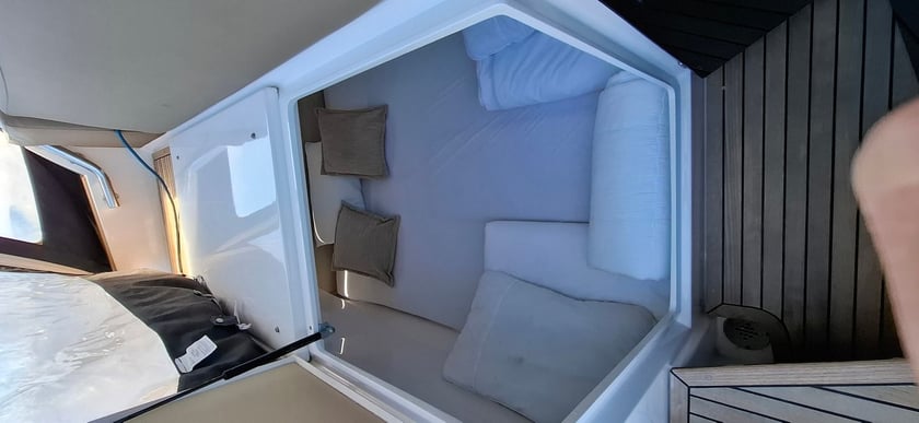 Sukosan Motorboot Cabine 2  6  slaapplaatsen 6  gasten 9.45 m Lijstnummer: #27622 5