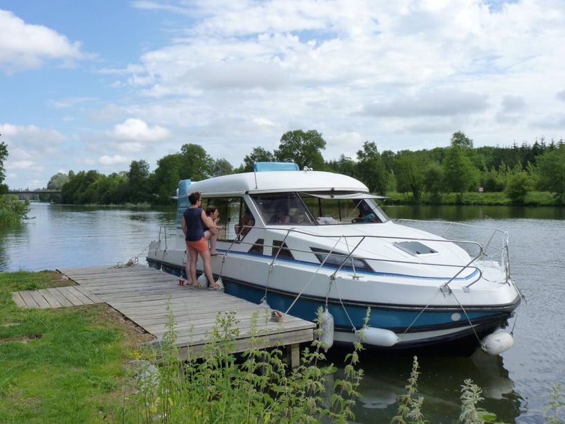 Sablé-sur-Sarthe Bateau à moteur Cabine 3  Couchettes 8  Invités 8  10 m Numéro de l'annonce: #27663
