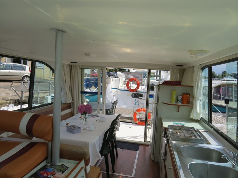 Sablé-sur-Sarthe Bateau à moteur Cabine 3  Couchettes 8  Invités 8  10 m Numéro de l'annonce: #27663 2