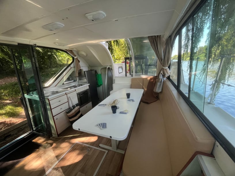 Sablé-sur-Sarthe Bateau à moteur Cabine 3  Couchettes 9  Invités 9  11 m Numéro de l'annonce: #27664 4