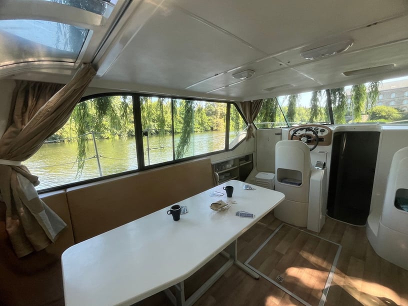 Sablé-sur-Sarthe Bateau à moteur Cabine 3  Couchettes 9  Invités 9  11 m Numéro de l'annonce: #27666 2