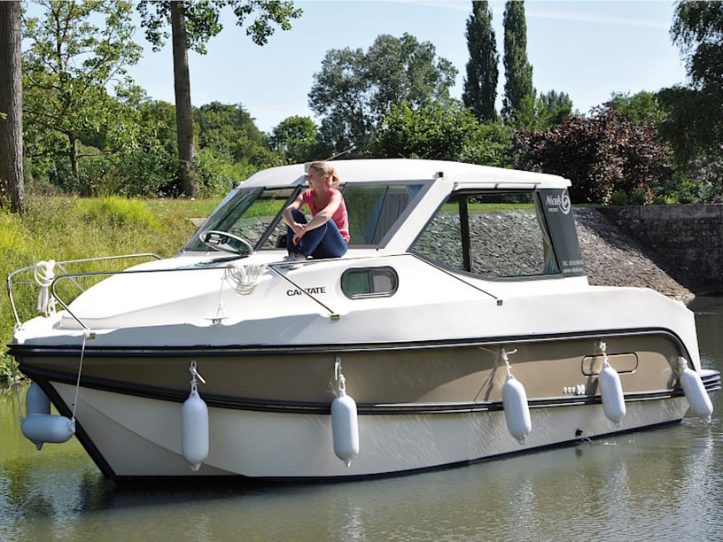 Sable-sur-Sarthe Motorboot 1 Kabine 2 Liegeplätze 4 Gäste 7.85 m Nummer des Inserats: #27671