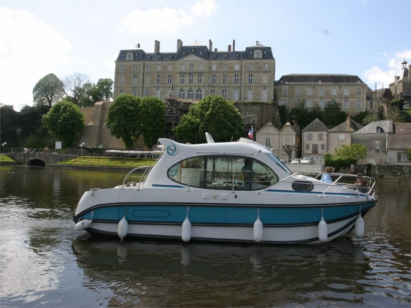 Sablé-sur-Sarthe Bateau à moteur Cabine 1  Couchettes 4  Invités 4  8.85 m Numéro de l'annonce: #27676