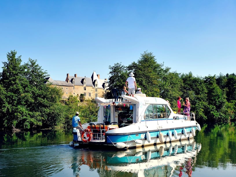 Sable-sur-Sarthe Motorboot 4 Kabine 10 Liegeplätze 10 Gäste 11.5 m Nummer des Inserats: #27680