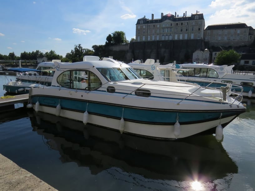 Grez-Neuville Bateau à moteur Cabine 2  Couchettes 6  Invités 6  10.75 m Numéro de l'annonce: #27685