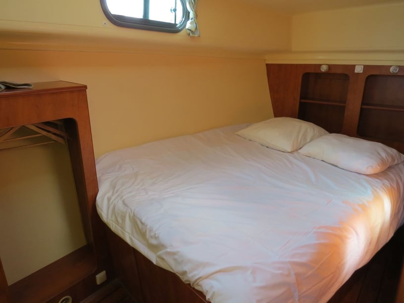 Grez-Neuville Bateau à moteur Cabine 2  Couchettes 6  Invités 6  10.75 m Numéro de l'annonce: #27685 2