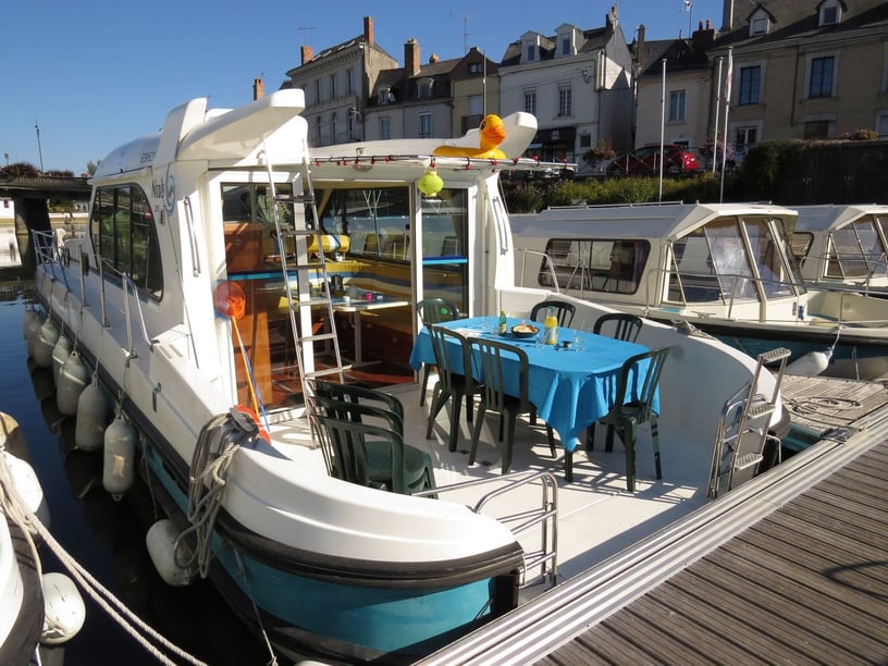 Sable-sur-Sarthe Motorboot 5 Kabine 12 Liegeplätze 12 Gäste 13 m Nummer des Inserats: #27691 5