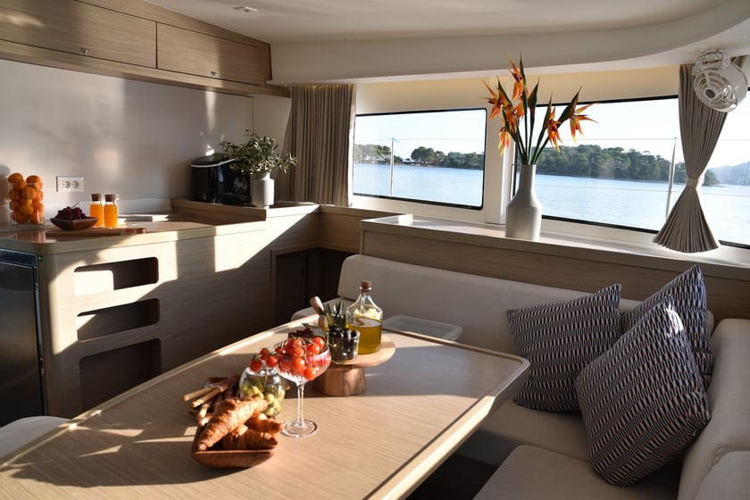 Split Catamarán Cabina 6  12  literas 12  invitados 13.22 m Número de anuncio: #27692 4