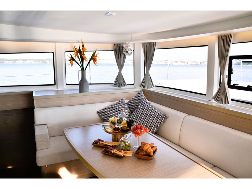 Split Catamarán Cabina 6  12  literas 12  invitados 13.22 m Número de anuncio: #27692 2