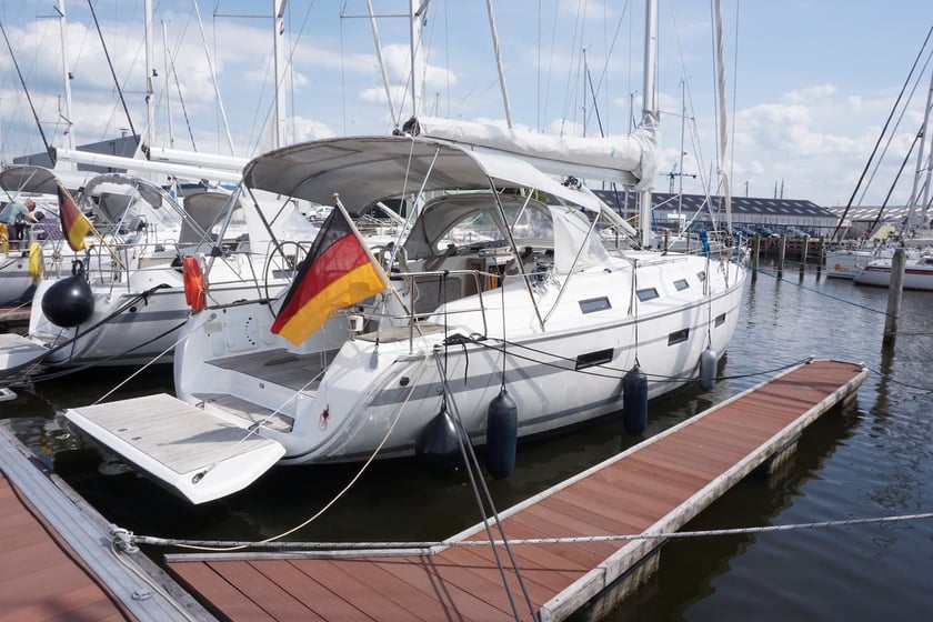 Lemmer Zeilboot Cabine 3  6  slaapplaatsen 6  gasten 12.35 m Lijstnummer: #278