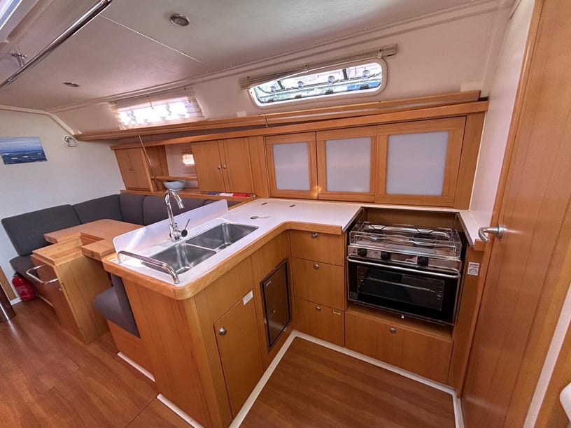 Seget Donji Voilier Cabine 3  Couchettes 7  Invités 7  12.1 m Numéro de l'annonce: #27810 3