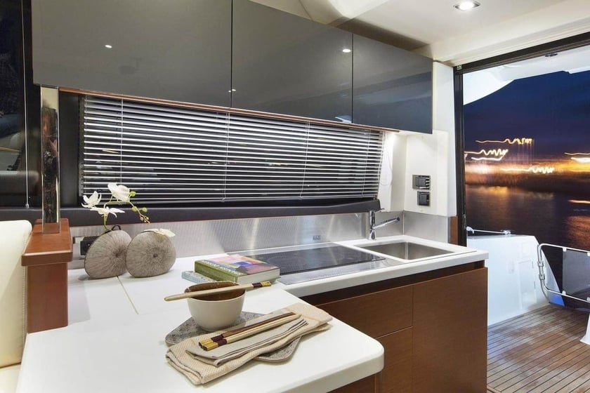 Giardini Naxos Bateau à moteur Cabine 2  Couchettes 6  Invités 6  13.96 m Numéro de l'annonce: #27822 5