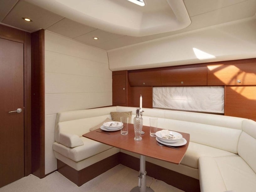 Giardini Naxos Motorboot 2 Kabine 7 Liegeplätze 9 Gäste 10.94 m Nummer des Inserats: #27823 2