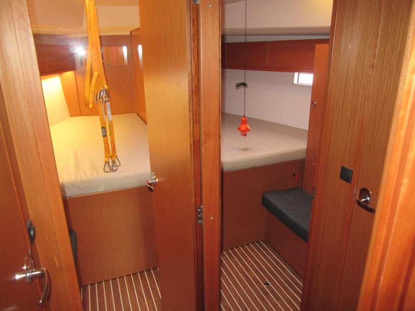 Göteborg Zeilboot Cabine 4  9  slaapplaatsen 9  gasten 14.24 m Lijstnummer: #27831 5