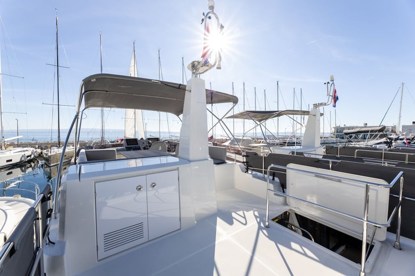 Split Sürat Teknesi 3 kabin Konaklama 7 kişi Seyir 7 kişi 13.43 m İlan No: #27845 3