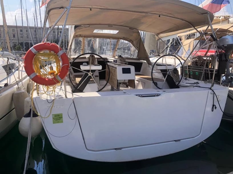 Cagliari Barca a vela cabina 3  cuccette 8  8  ospiti 11.94 m Numero dell'inserzione: #27864