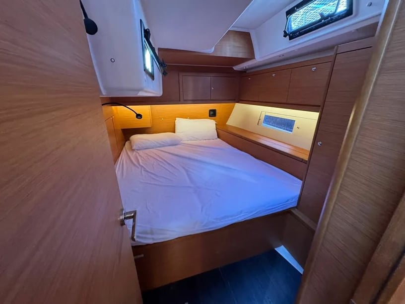 Palermo Sailboat 5 cabin 11 berths 11 guests 14.85 m Listing Number: #27868 5