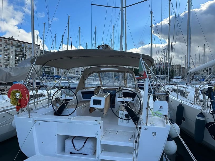Cagliari Velero Cabina 3  8  literas 8  invitados 11.93 m Número de anuncio: #27873