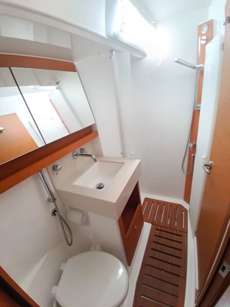 Cagliari Velero Cabina 5  13  literas 13  invitados 16.35 m Número de anuncio: #27875 5