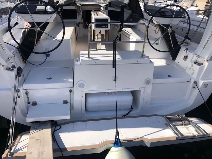 Palermo Velero Cabina 2  4  literas 6  invitados 10.77 m Número de anuncio: #27882