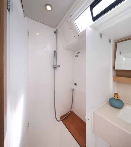 Cagliari Zeilboot Cabine 3  8  slaapplaatsen 8  gasten 14.85 m Lijstnummer: #27883 3