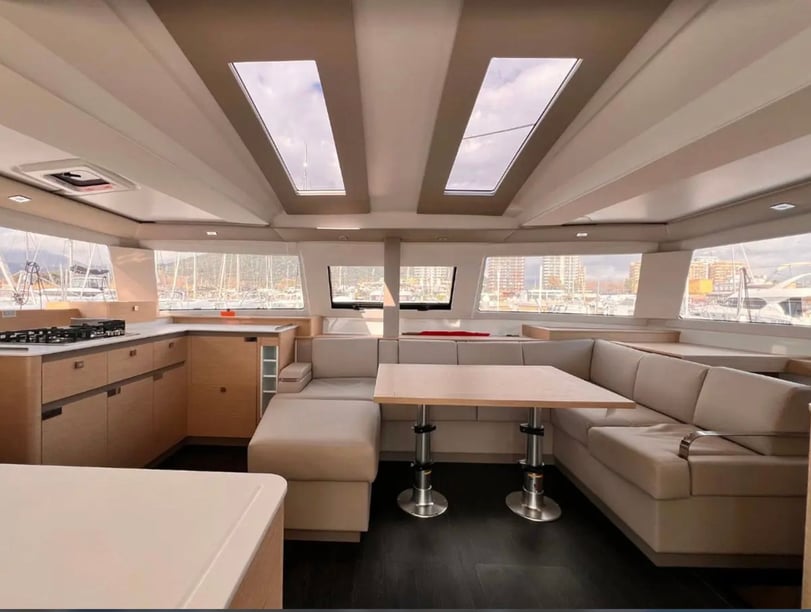 Cagliari Catamaran Cabine 6  12  slaapplaatsen 12  gasten 13.45 m Lijstnummer: #27887 2