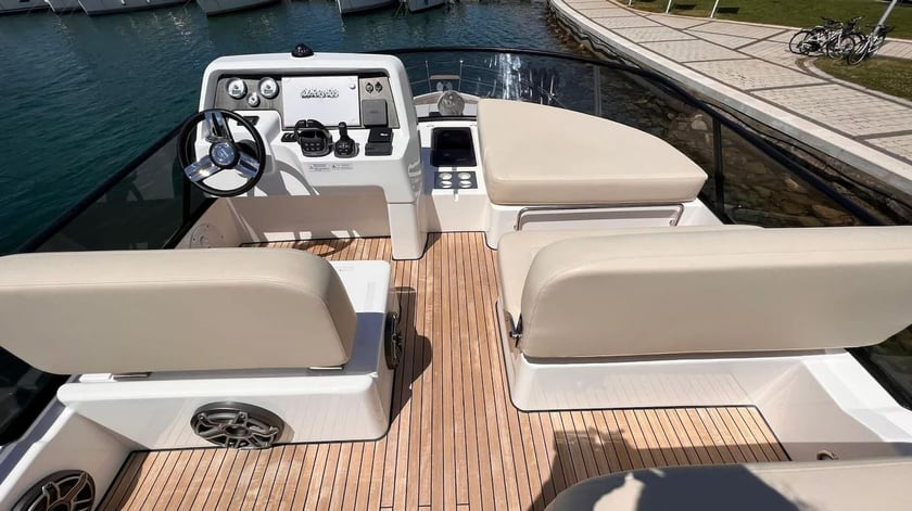 Sibenik Motorboot Cabine 3  6  slaapplaatsen 6  gasten 12.39 m Lijstnummer: #27917 4