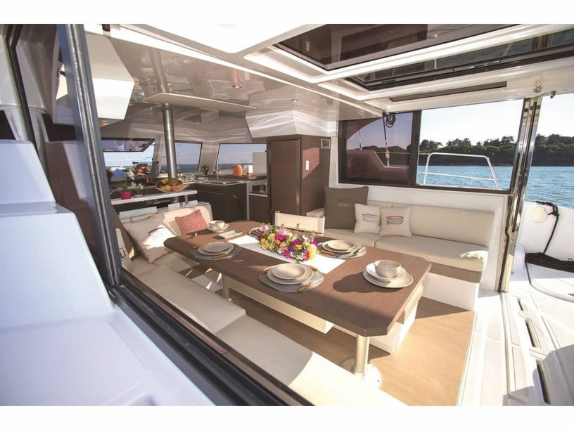 Lavrion Catamarán Cabina 6  12  literas 12  invitados 12.35 m Número de anuncio: #27940 2