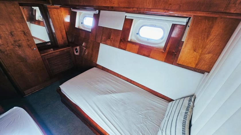 Dubái Yate a motor Cabina 3  8  literas 60  invitados 105 ft Número de anuncio: #27950 4