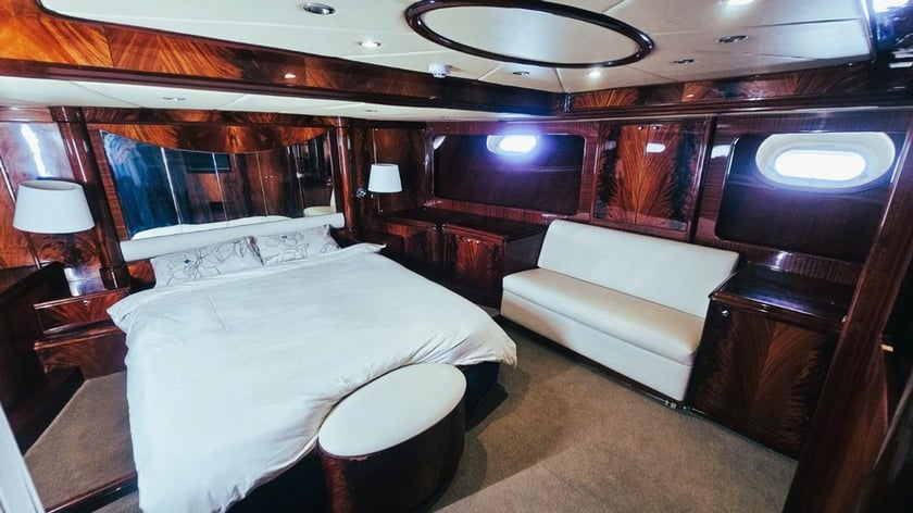 Dubái Yate a motor Cabina 3  8  literas 60  invitados 105 ft Número de anuncio: #27950 3