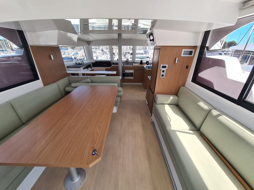 Saint-Mandrier-sur-Mer Catamarán Cabina 4  10  literas 10  invitados 12.19 m Número de anuncio: #27960 2