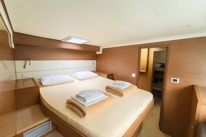 Volos Catamarán Cabina 8  14  literas 14  invitados 15.84 m Número de anuncio: #27971 4