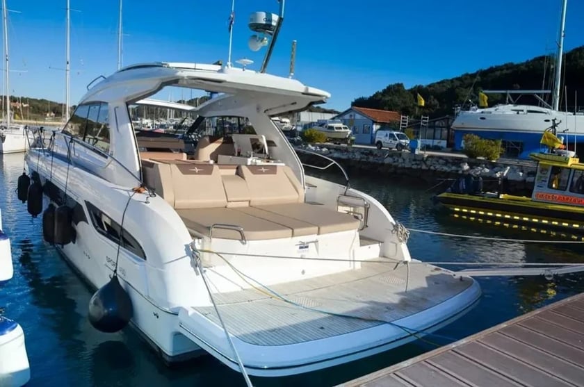 Seget Donji Motorboat 3 cabin 6 berths 6 guests 14.99 m Listing Number: #27972 3