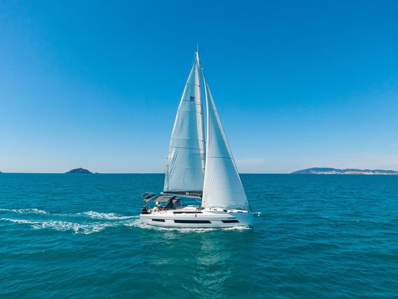 Piombino Zeilboot Cabine 3  8  slaapplaatsen 8  gasten 12.75 m Lijstnummer: #28003 4