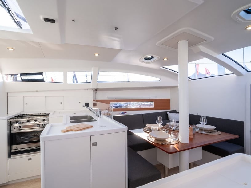 La Trinité-sur-Mer Sailboat 2 cabin 4 berths 4 guests 10.8 m Listing Number: #28009 2