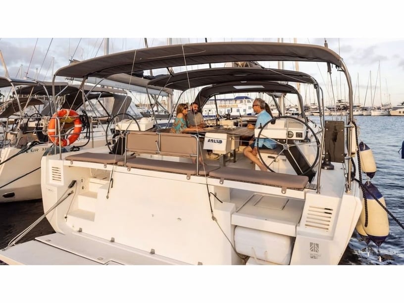 Cagliari Barca a vela cabina 5  cuccette 11  11  ospiti 14.85 m Numero dell'inserzione: #28024