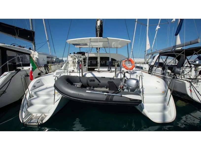 Vibo Marina Catamaran Cabine 5  Couchettes 8  Invités 8  11.55 m Numéro de l'annonce: #28036