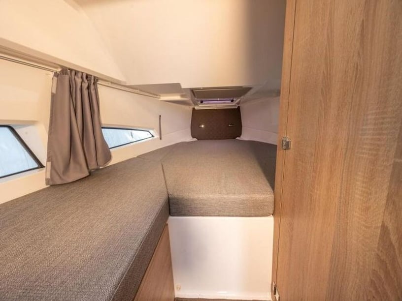 Elefsina Motorboat 2 cabin 6 berths 6 guests 9.11 m Listing Number: #28088 5