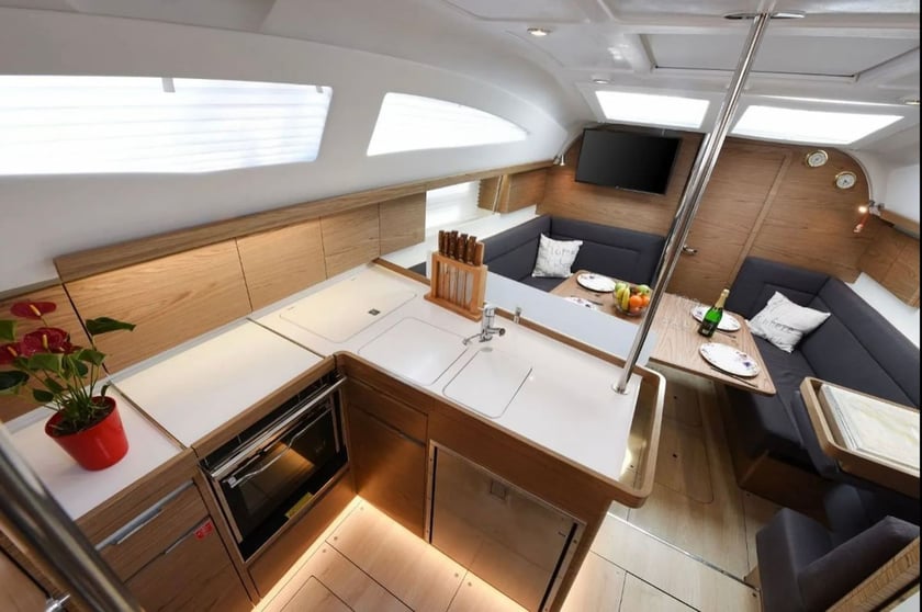 Sutomišćica Sailboat 3 cabin 8 berths 8 guests 11.9 m Listing Number: #28111 3