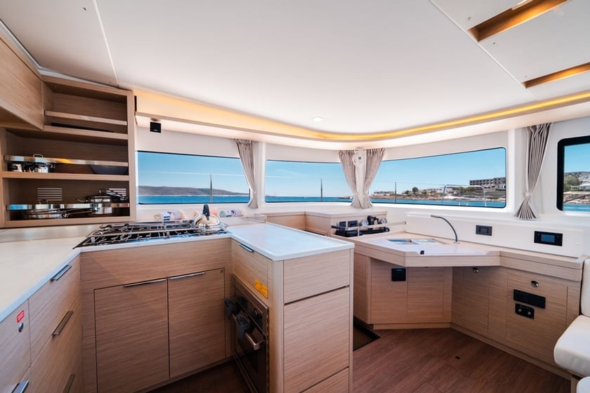 Skiathos Catamaran 4 cabin 12 berths 12 guests 13.99 m Listing Number: #28133 5